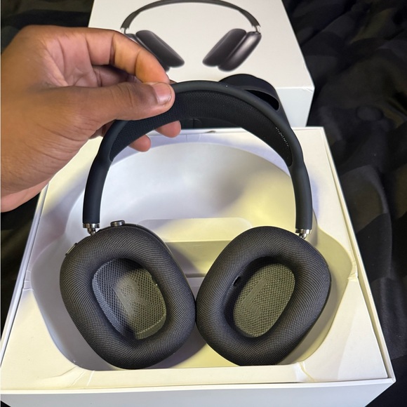 Space Grey AirPod Max
Brand New - Picture 2 of 6